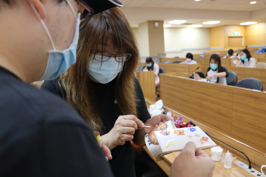 台科工藝坊 – 釉上彩繪活動照片 06
